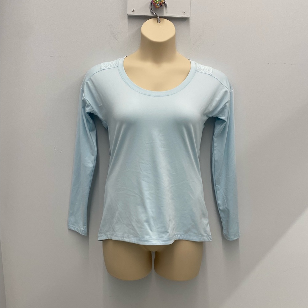 Long sleeve athletic shirt